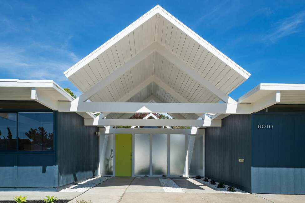 The Jones/Eichler magic starts on the curb, where the double-gabled angular drama is still in full effect.