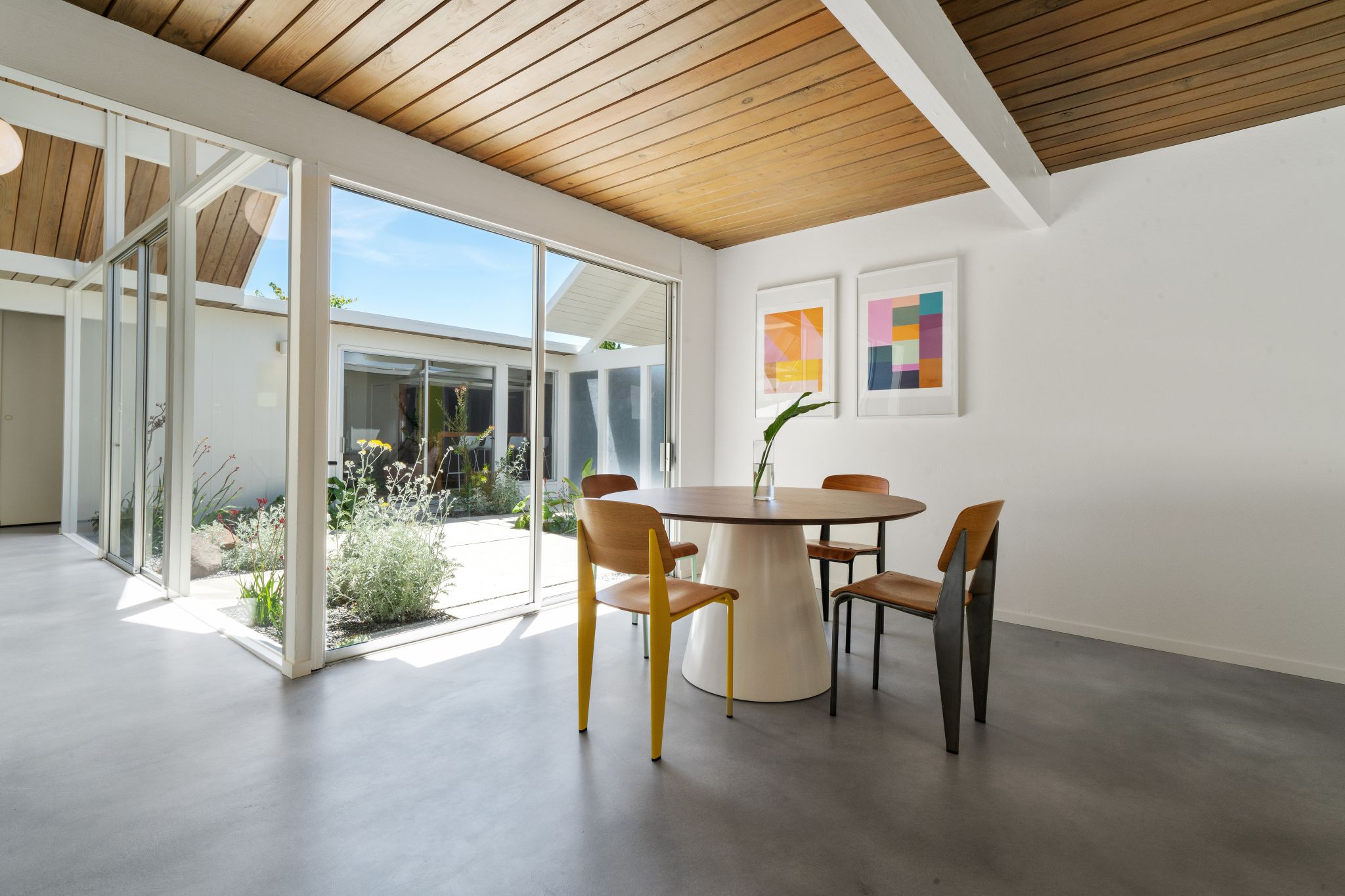 An informal dining nook faces the atrium.