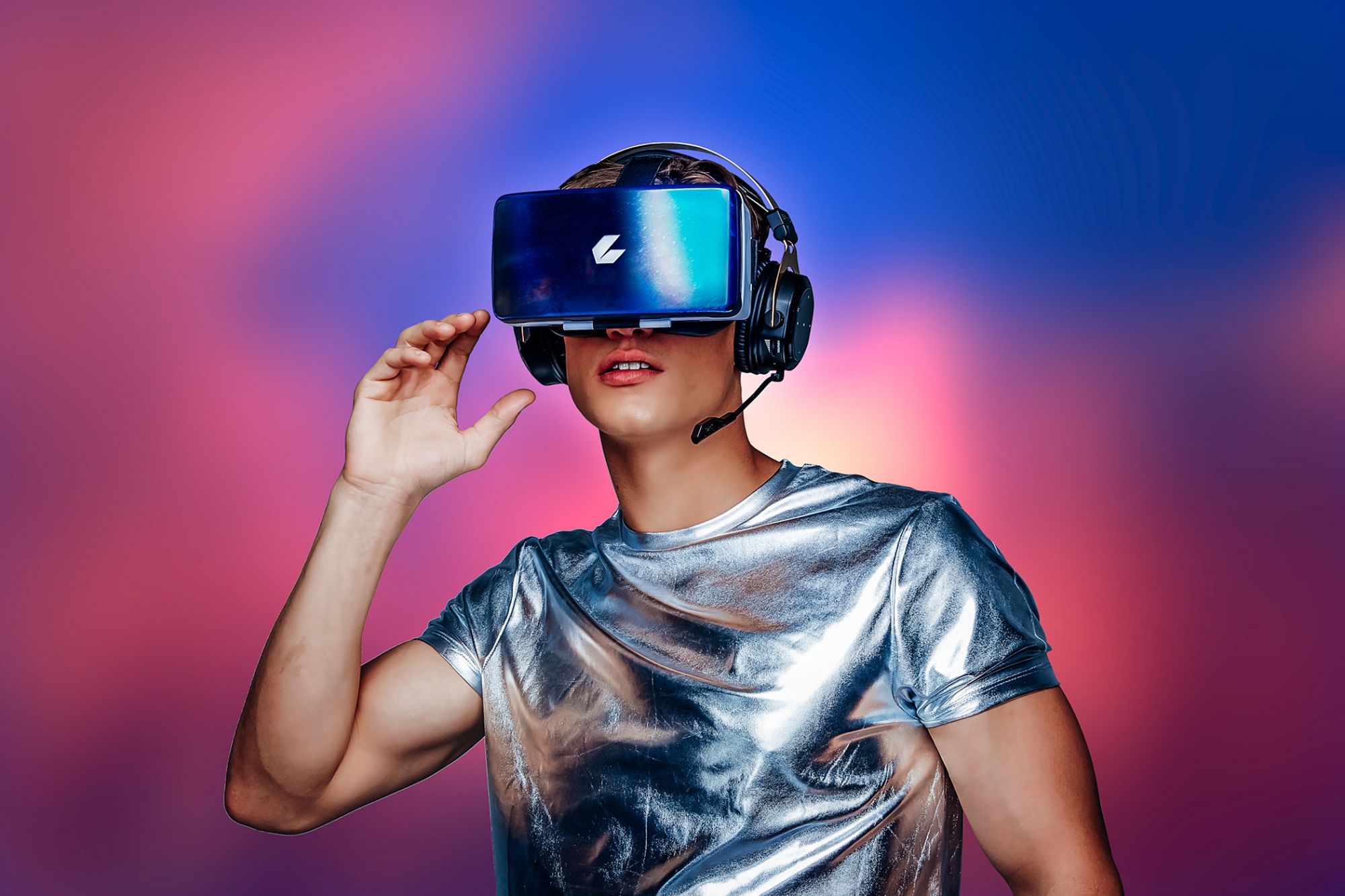 Blonde vr. Очки виртуальной реальности. VR технологии. Человек в виртуальной реальности. VR виртуальная реальность.
