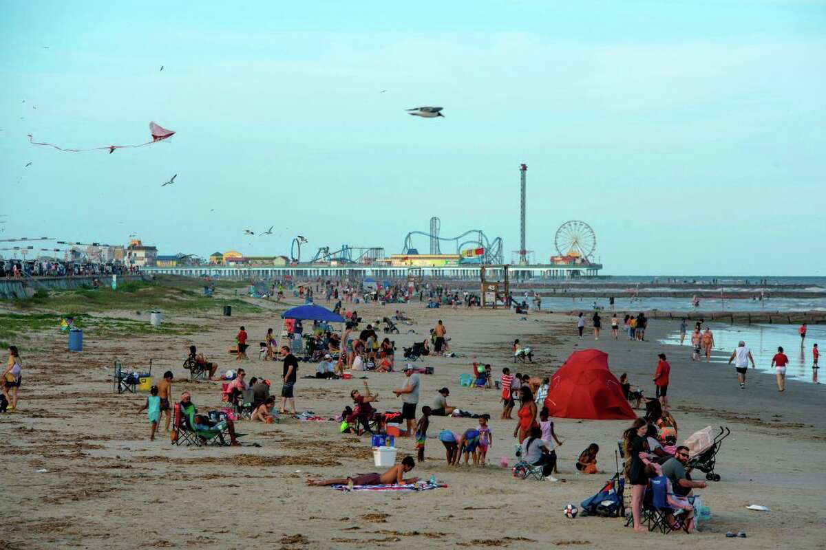 Photos show crowded Galveston beaches, Seawall after Abbott's order