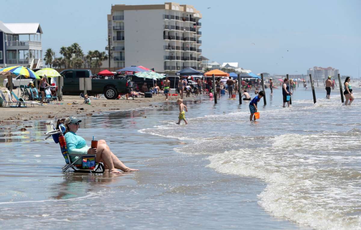 Photos show crowded Galveston beaches, Seawall after Abbott's order