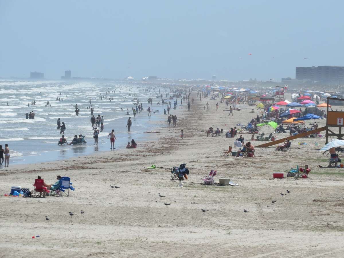 'It was a jungle out there': Port Aransas local takes photos of crowded beach