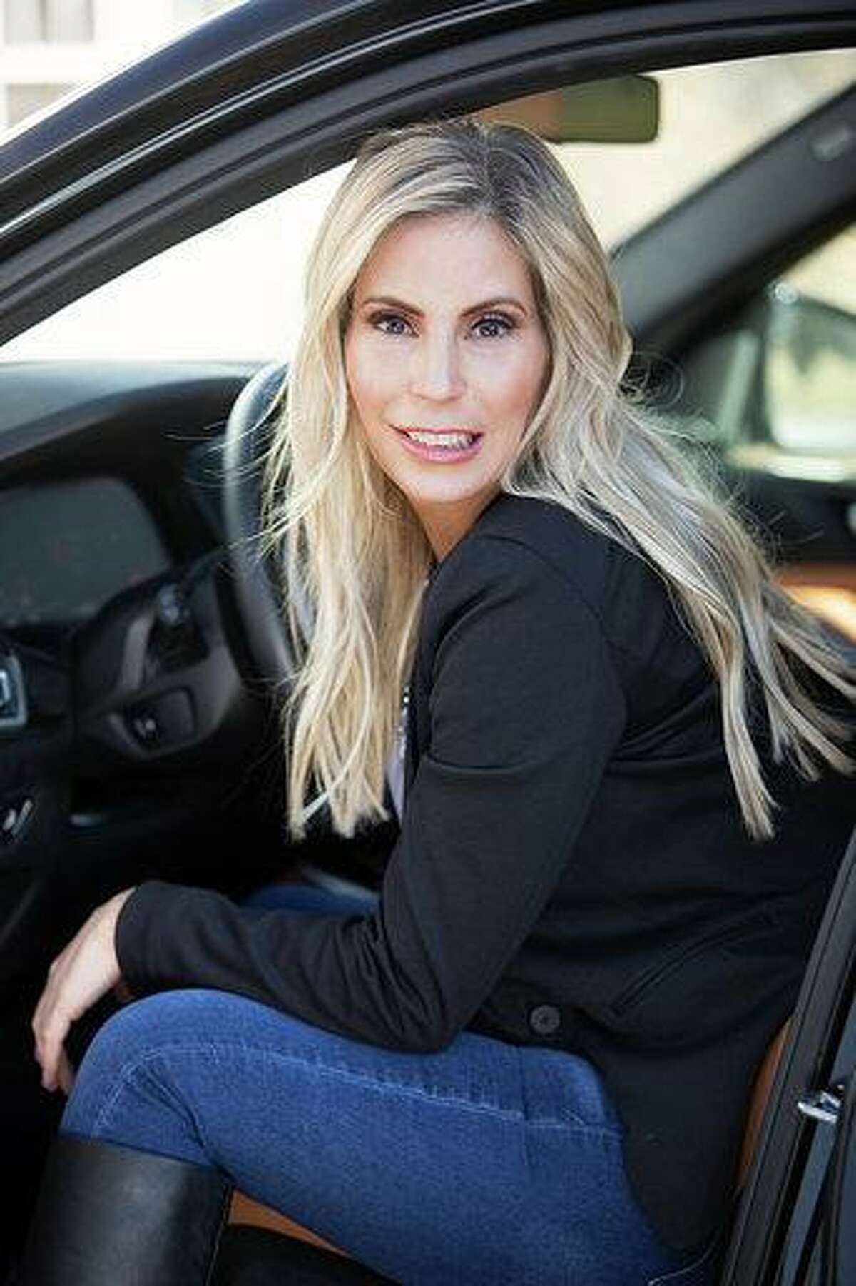 Vanguard Magazine, one of the nation's top legal publications, has profiled Kristen N. Gizzi of ECCO III Enterprises, Inc. and ECCO Development, LLC's General Counsel and Director of Real Estate, in its current issue. Gizzi is executive director overseeing Litchfield Crossing's daily operations, tenant marketing, leasing, as well as coordinating marketing, social media and public relations strategies in New Milford.