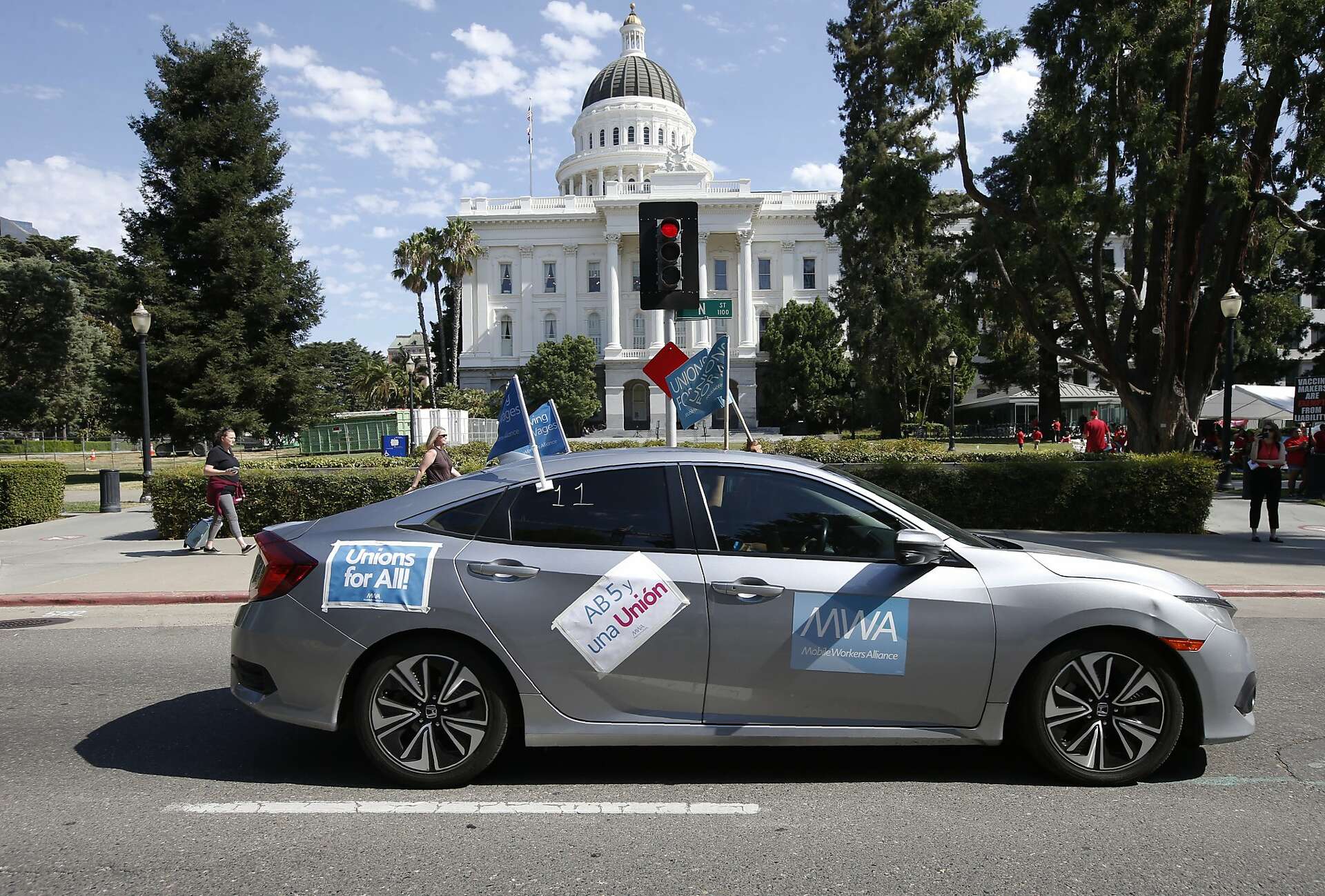 AB5 gig law enforced: California sues Uber and Lyft to make drivers ...