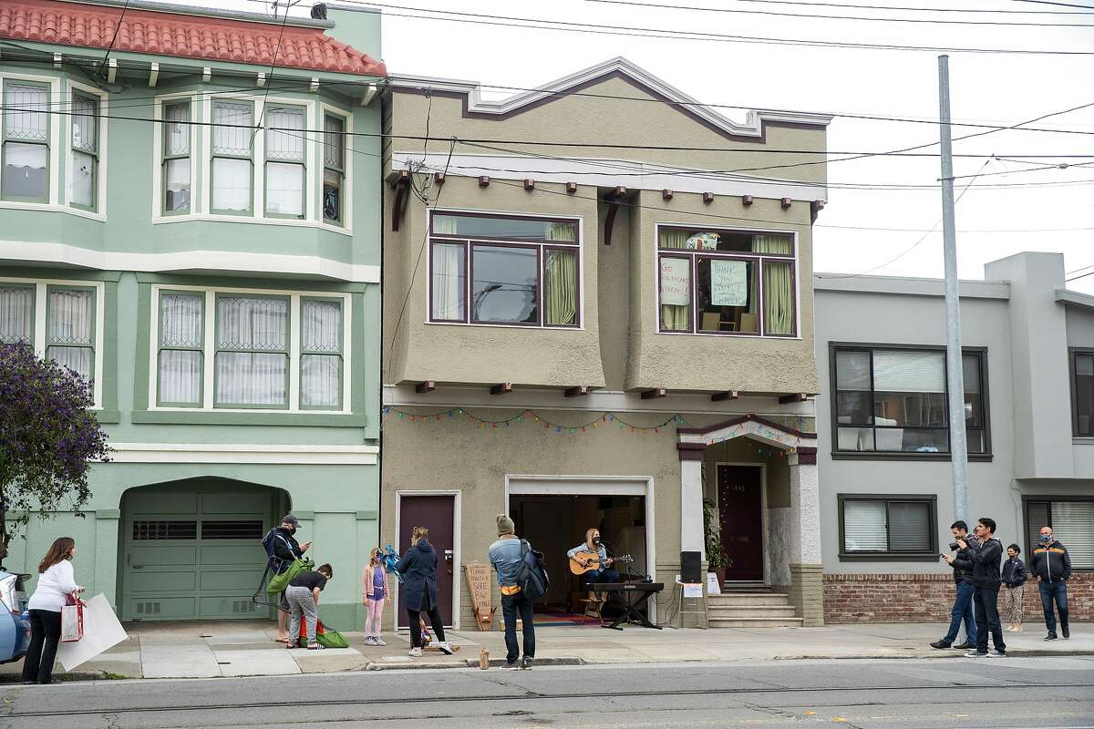 2020年4月17日星期五，在加利福尼亚州旧金山，雷切尔·加林从她的车库到诺埃谷社区表演。