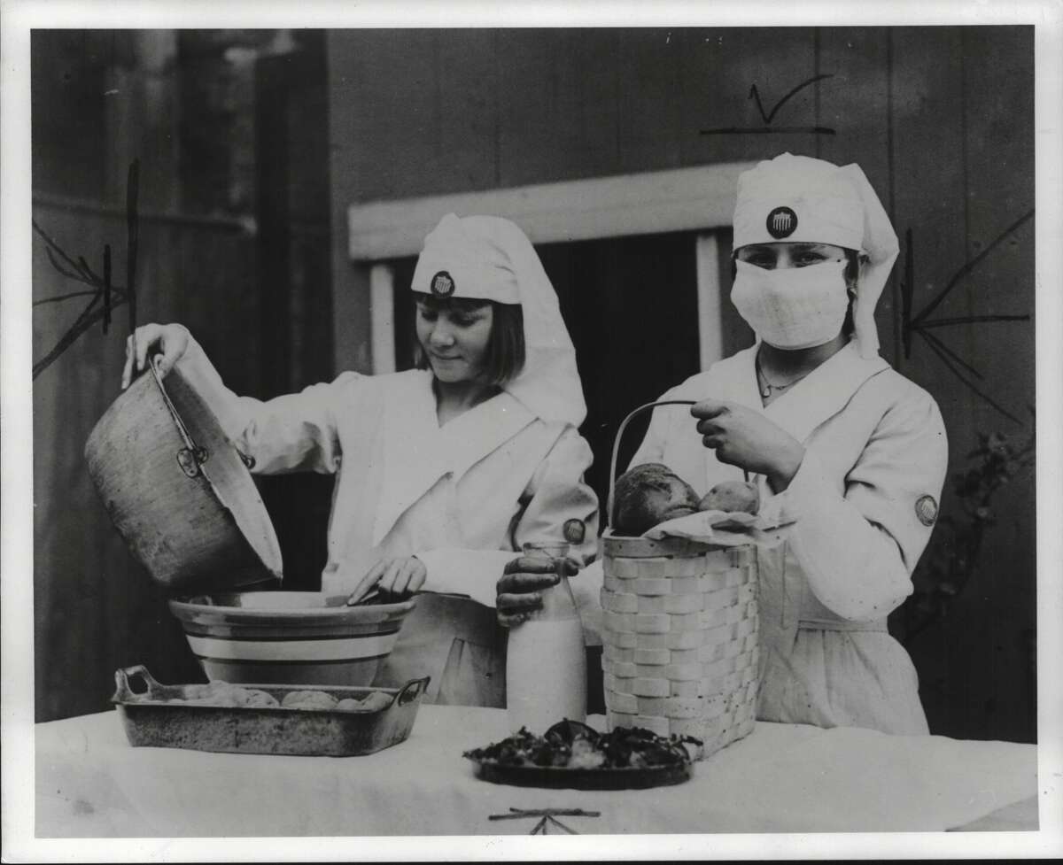 Nurses prepare food during influenza epidemic in 1918