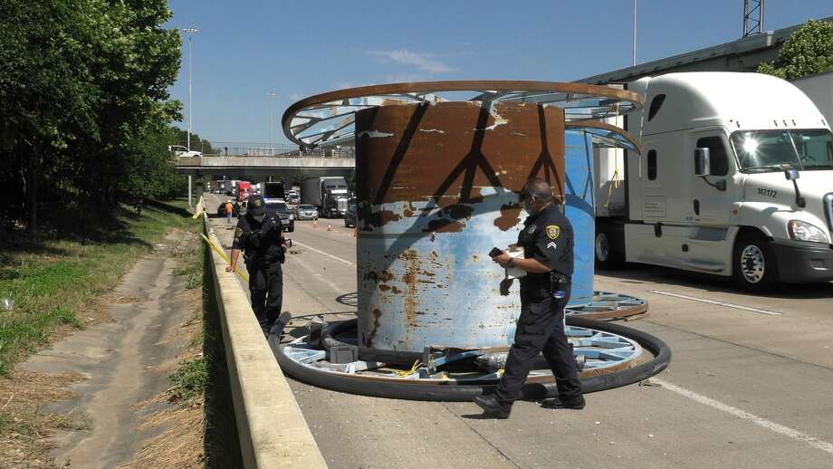 Houston police and wreckers remove loose spools from the Katy Freeway at Houston Avenue on Thursday, May 7, 2020. Photo: Jay R. Jordan / Houston Chronicle