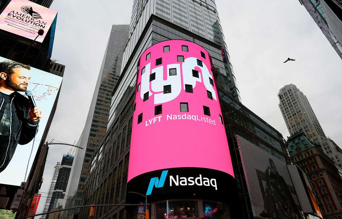 En esta foto de archivo, el logotipo de Lyft aparece en la pantalla de las oficinas de Nasdaq en Times Square el 29 de marzo de 2019 en Nueva York.