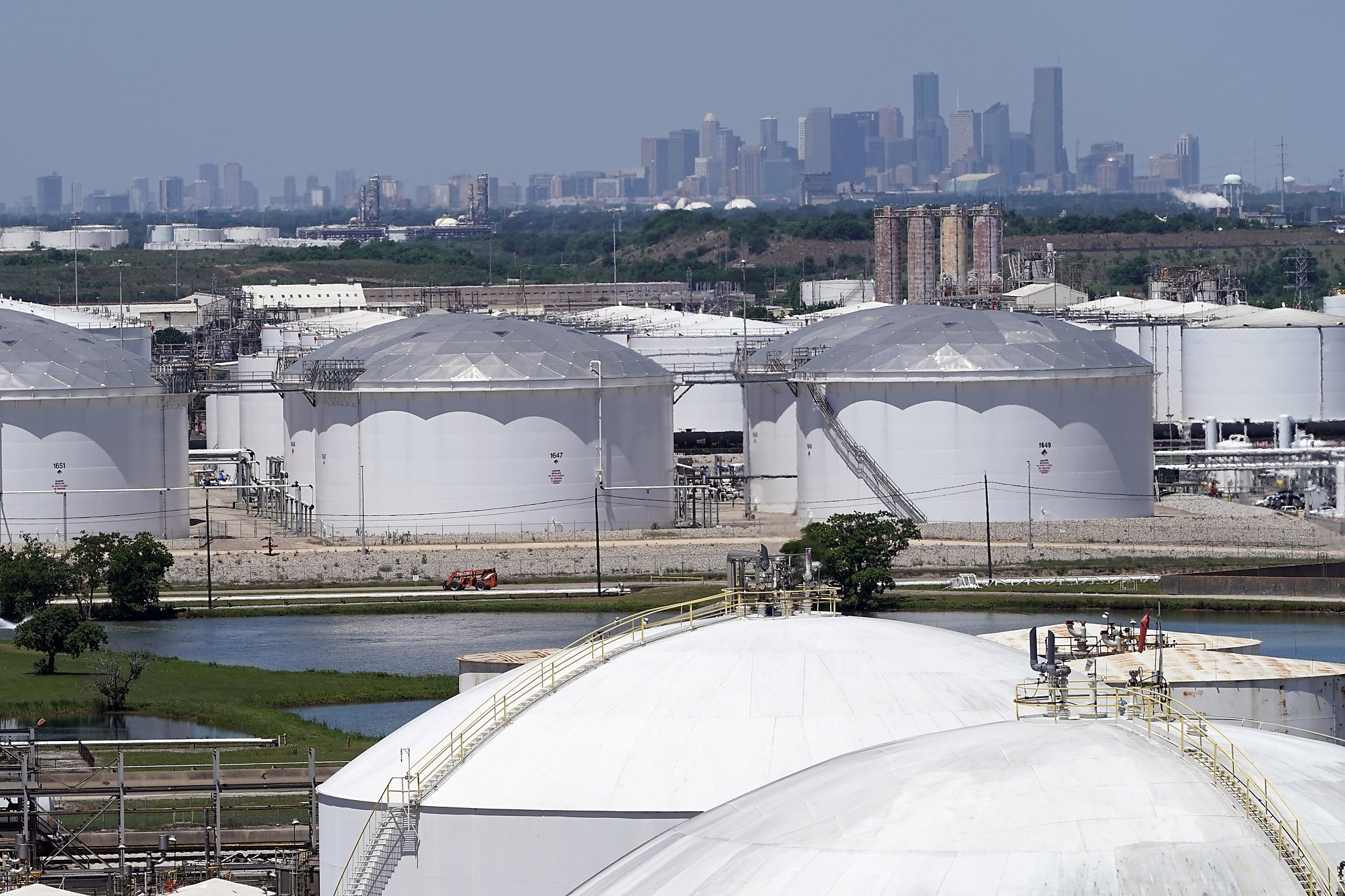 Oil edges lower with new virus surge darkening demand outlook - Houston Chronicle