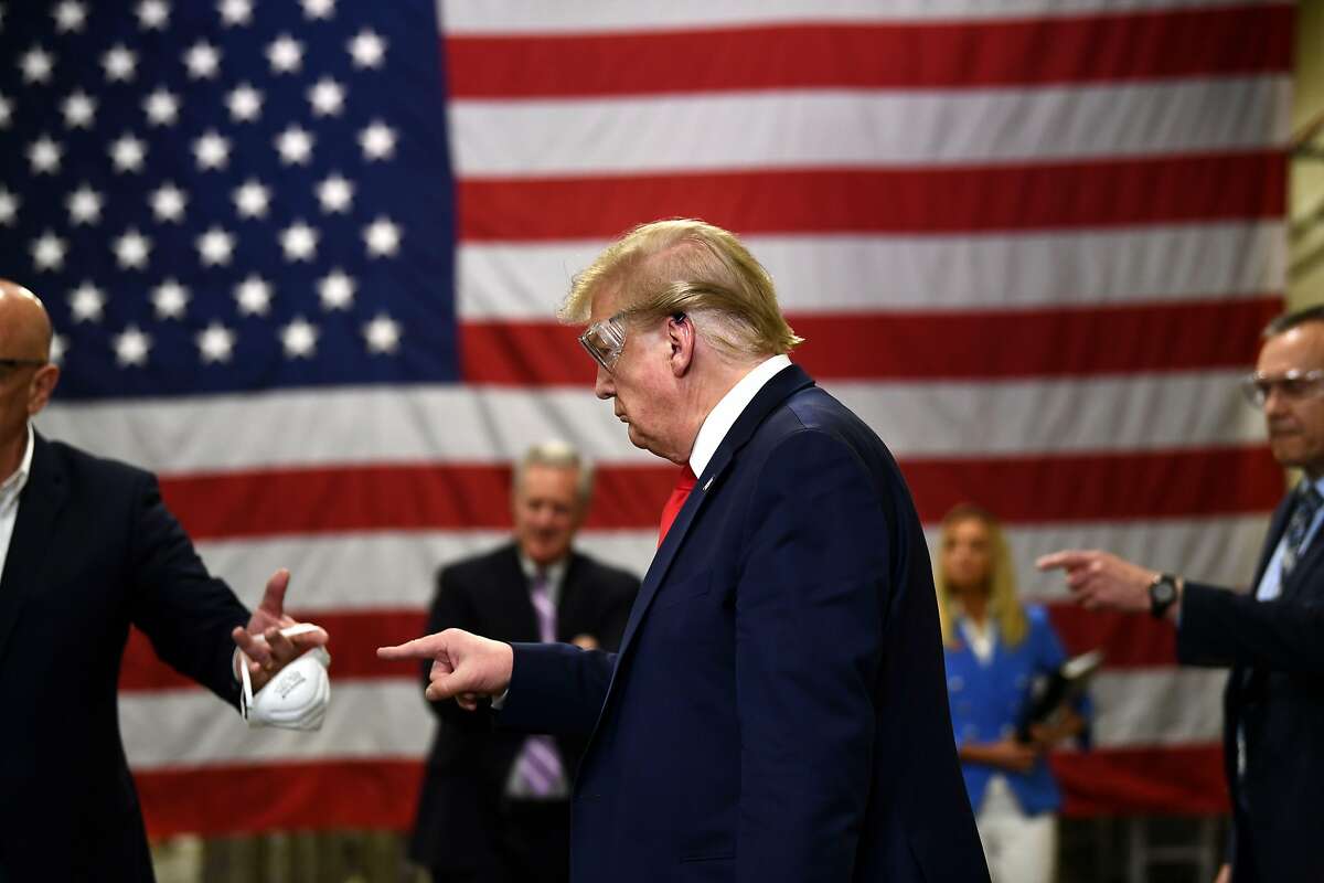 TOPSHOT - US President Donald Trump participates in a tour of a Honeywell International plant that manufactures personal protective equipment in Phoenix, Arizona on May 5, 2020. (Photo by Brendan Smialowski / AFP) (Photo by BRENDAN SMIALOWSKI/AFP via Getty Images)
