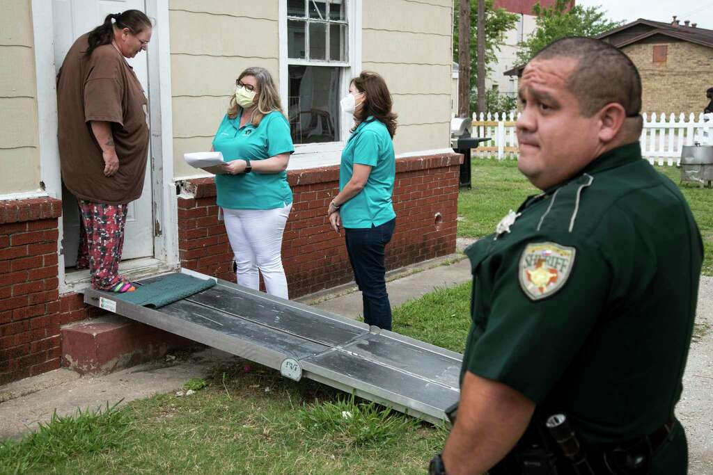 <p>Principal Wendy Patterson and Angela Randall, assistant principal, of Roosevelt-Wilson Elementary in Texas City ISD, talk to the grandmother of one of their students while reaching out to some of their students</p>