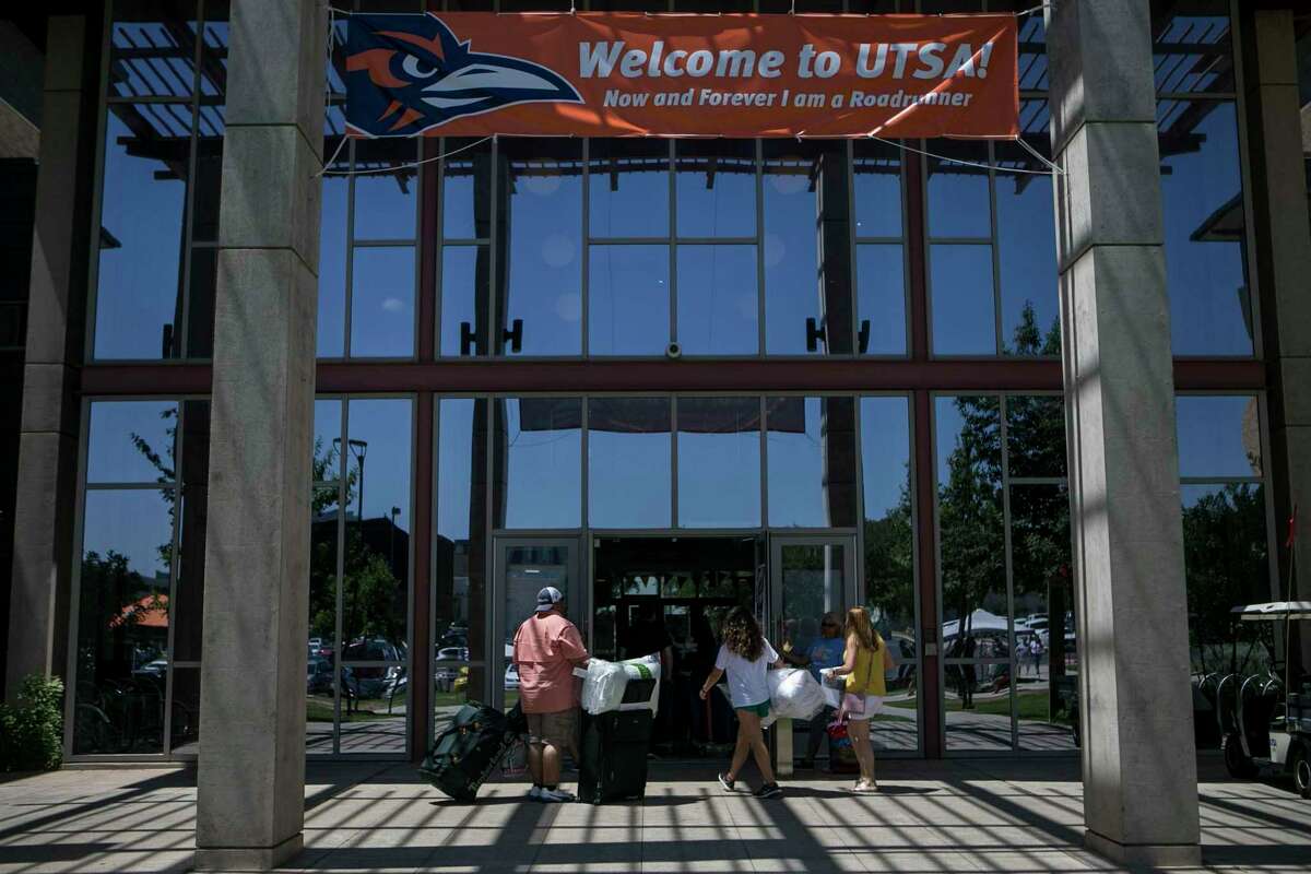 Students and their family bring belongings and supplies into Alvarez Hall on the UTSA campus in 2018. The university has invited its higher-performing seniors to take advantage of automatic acceptance to its graduate programs.