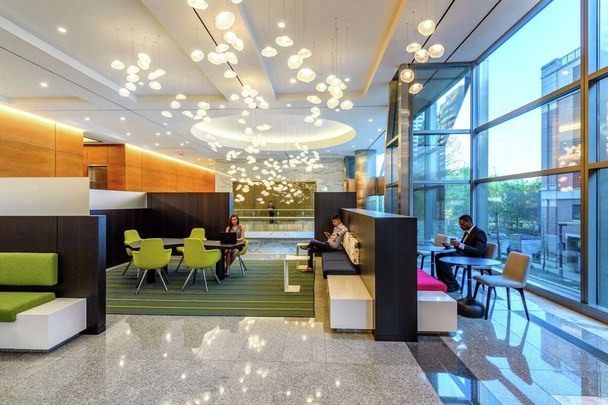 Spear Street Capital completed a renovation of the 27-story 5 Houston Center in 2019. The 580,875-square-foot office building at 1401 McKinney offers tenants a lobby coffee bar, fitness center, tenant lounge with casual meeting space and a conference facility.