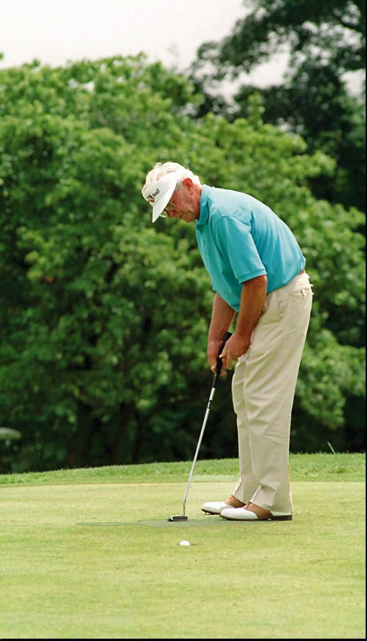 North Greenwich 7.6.95 - golf pro Billy Farrell of the Stanwich Club, sinks a putt on the 18th Green at the Stanwich Country Club. Photo/Mel Greer COLOR