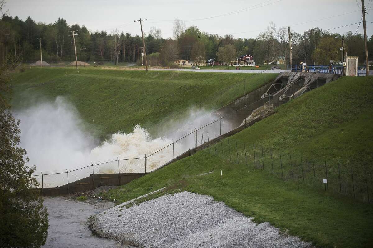 Water rushes through the Edenville Dam after an evacuation order the night before for residents of Sanford and Wixom Lakes, warning of "imminent dam failure." (Katy Kildee/kkildee@mdn.net)