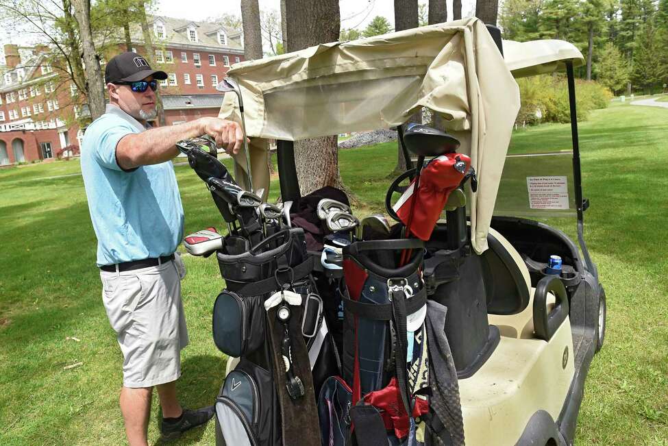 Eric Cushing de Ballston Spa range un club dans son sac sur une voiturette de golf tout en jouant une partie avec des amis au Saratoga Spa Golf Course le mardi 19 mai 2020 à Saratoga Springs, NY Les chariots sont désormais autorisés en vertu des dernières directives d'Empire State Development . (Lori Van Buren / Times Union)