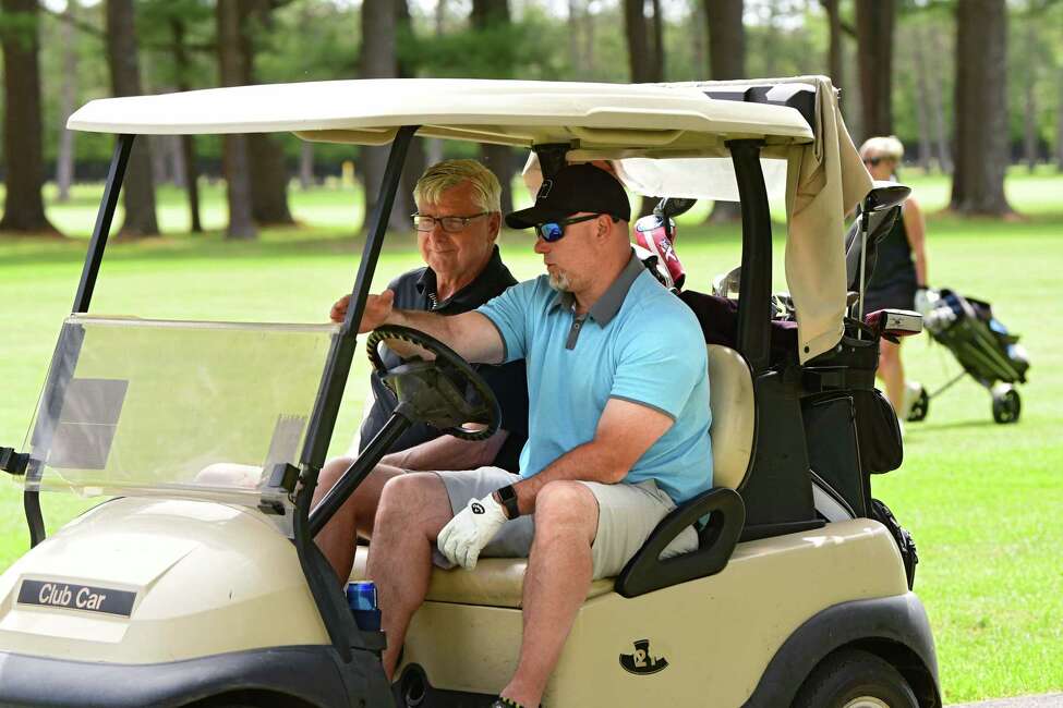 John Cuddeback de Clifton Park, à gauche, et Eric Cushing de Ballston Spa conduisent une voiturette de golf alors qu'ils jouent une partie au Saratoga Spa Golf Course le mardi 19 mai 2020 à Saratoga Springs, NY Les chariots sont désormais autorisés sous le dernier Empire State Development orientation. (Lori Van Buren / Times Union)