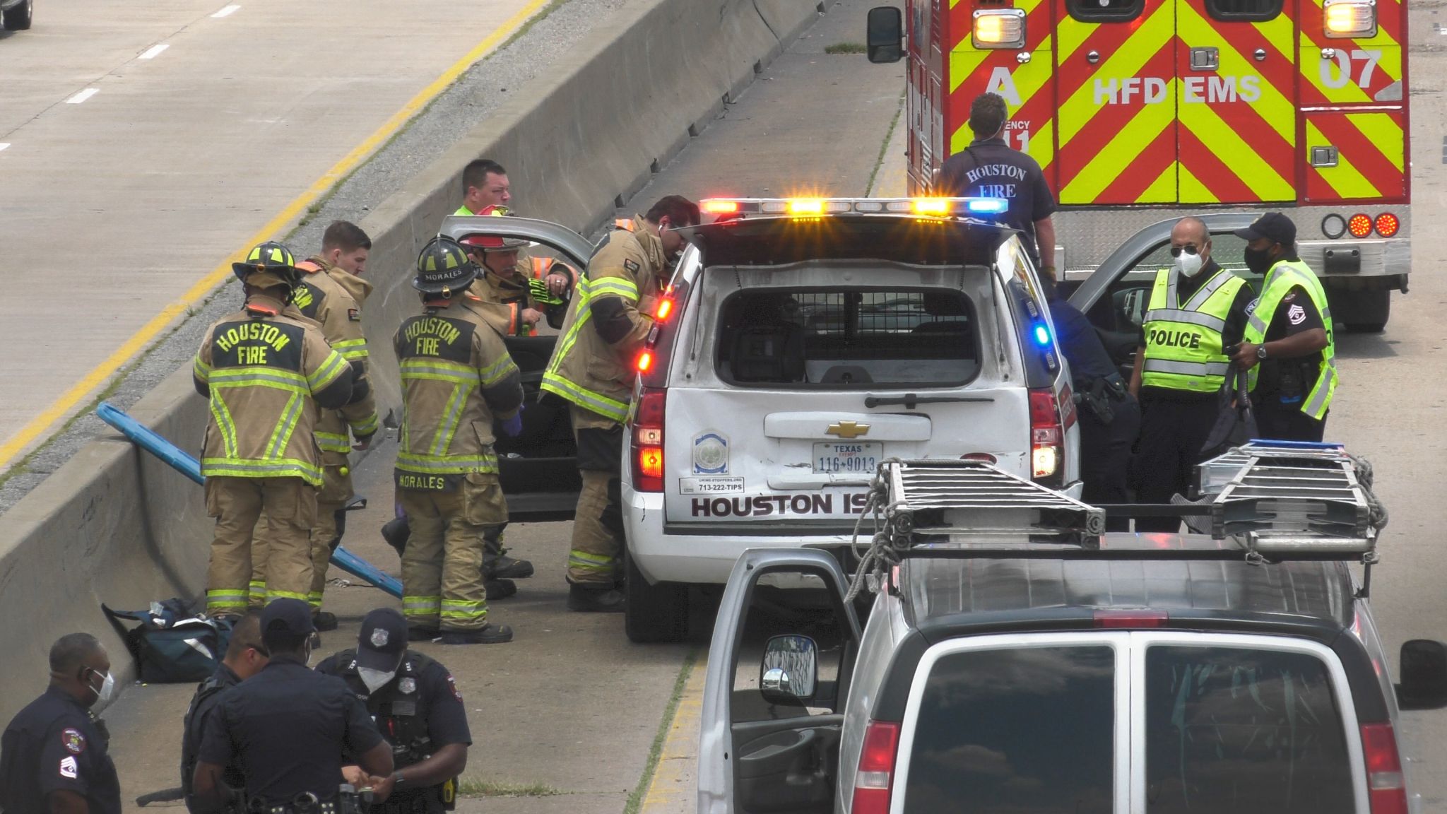Houston ISD cop injured in rearend crash near downtown