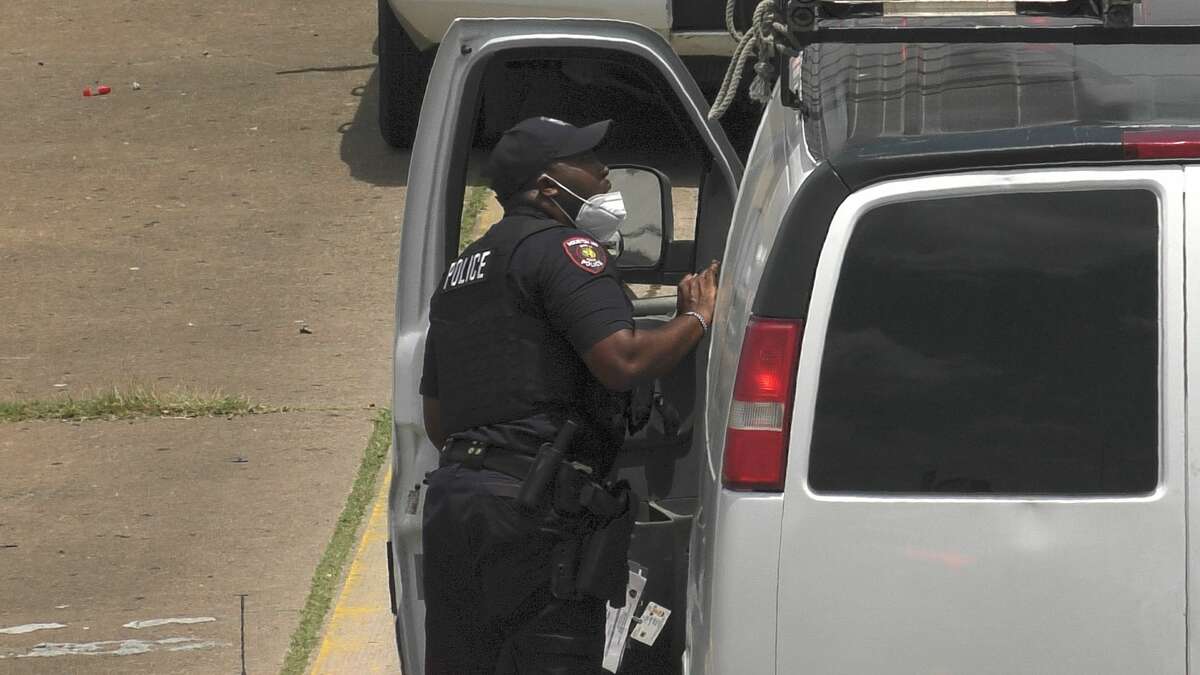 Houston ISD police officer recovering after crash near downtown