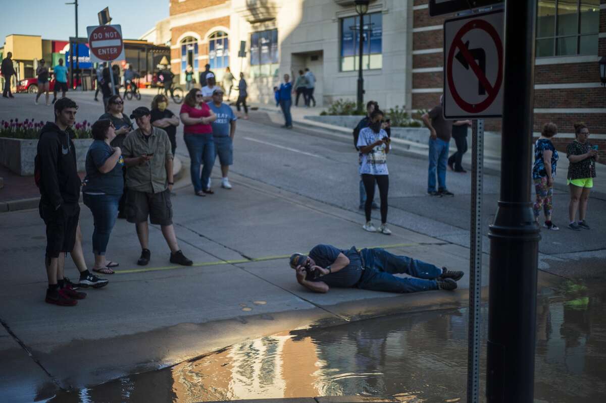 Midland residents head downtown to check out the flood level Wednesday evening, May 20, 2020. (Katy Kildee/kkildee@mdn.net)