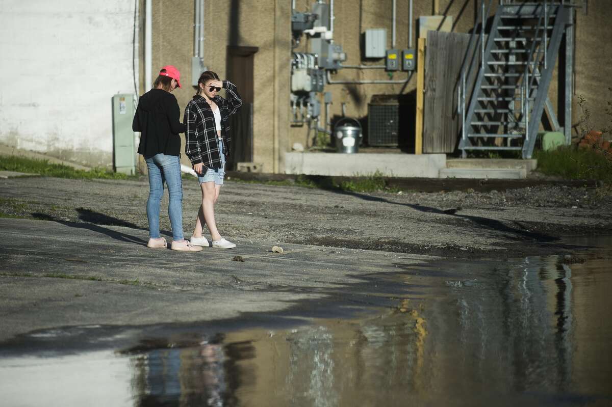Midland residents head downtown to check out the flood level Wednesday evening, May 20, 2020. (Katy Kildee/kkildee@mdn.net)