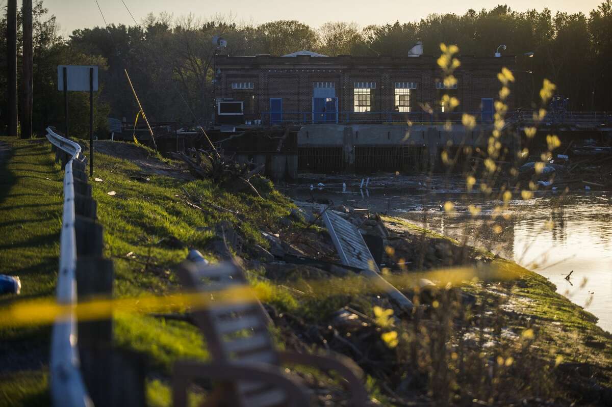 Debris is collected near the Sanford Dam Wednesday evening, May 20, 2020. (Katy Kildee/kkildee@mdn.net)