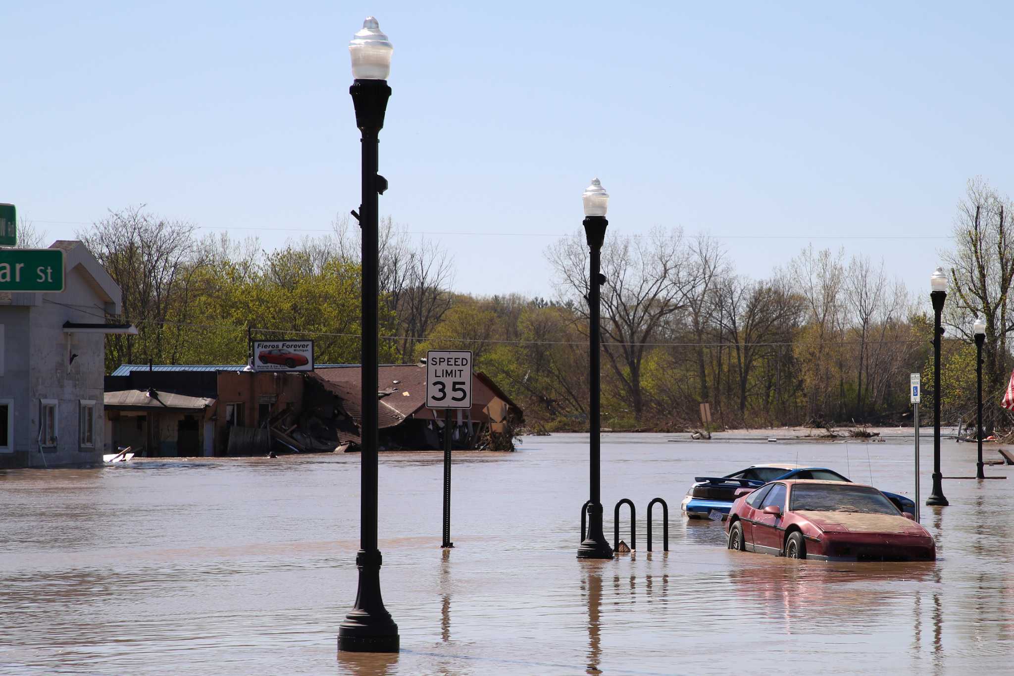Thousands flee historic Michigan flooding