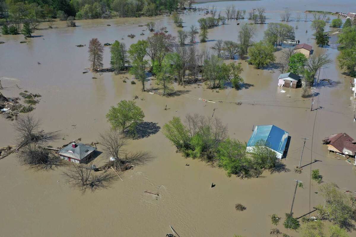 Thousands flee historic Michigan flooding