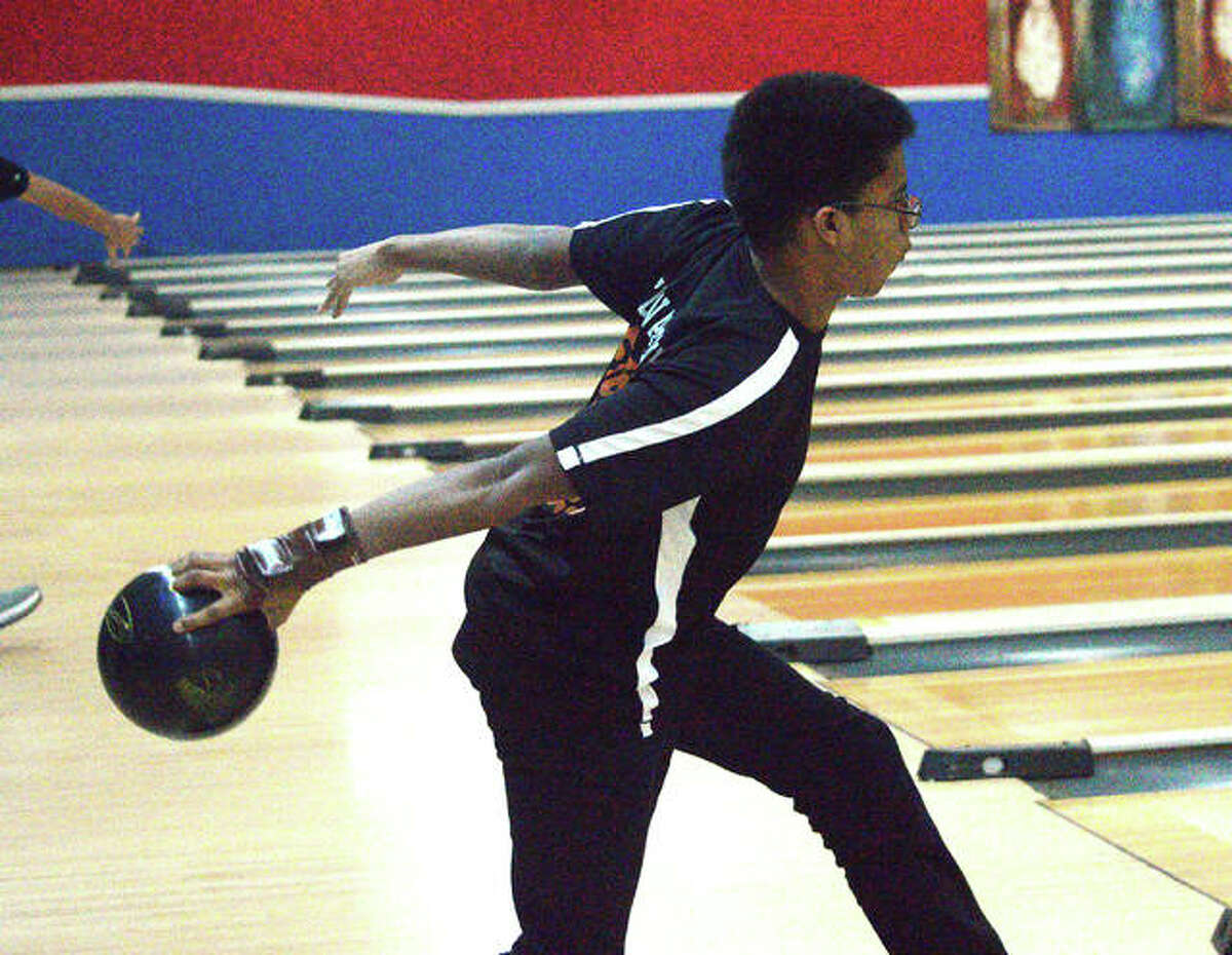 Edwardsville junior Eian Sims bowls in November 2018 at Bel-Air Bowl in Belleville during the second day of the Southwestern Conference Tournament.