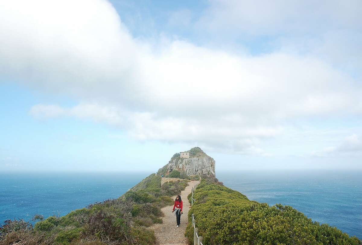 Tourist Archana Srijeyanathan randonnées le Light House Keepers Trail à Cape Point, Afrique du Sud, la pointe sud-ouest du continent africain.  (Chris Reynolds/Los Angeles Times/MCT)