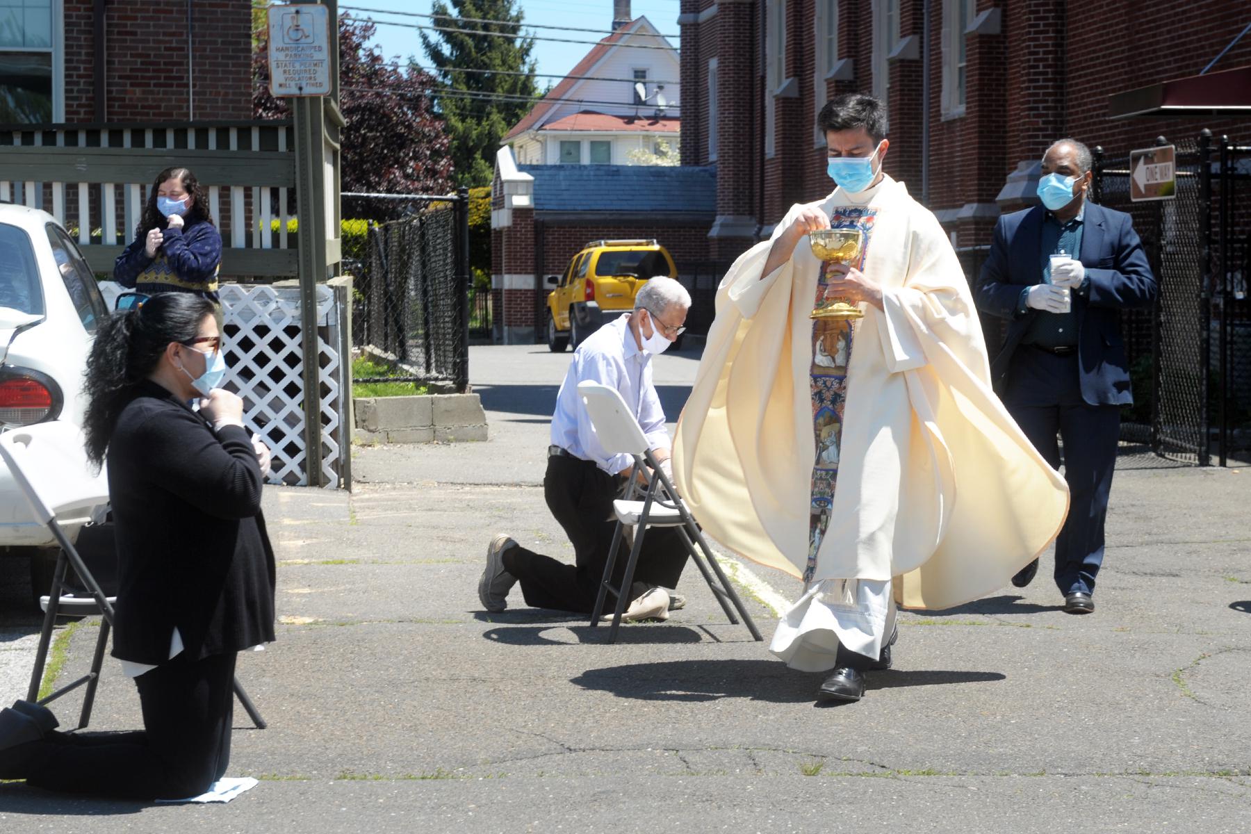 How to celebrate Catholic Mass during a pandemic: outdoor service