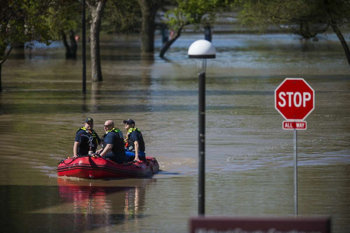 People check out the the flood level in downtown Midland Thursday morning. (Katy Kildee/kkildee@mdn.net)