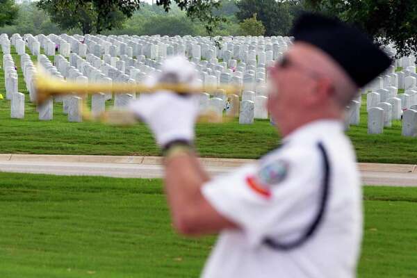 Houston National Cemetery Won T Hold Public Ceremony For Memorial Day Houstonchronicle Com