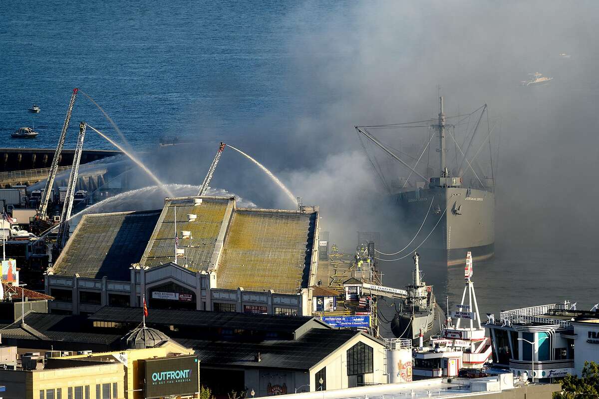 2020年5月23日，周六，旧金山，45号码头起火，浓烟从码头升起。右边是党卫军耶利米·奥布莱恩。