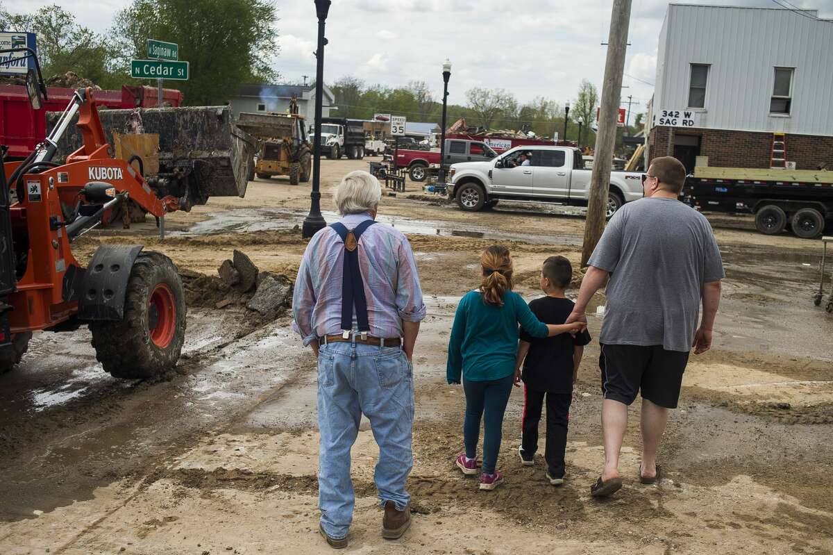 Sanford residents and business owners continue to clear debris, water and mud from the downtown area Saturday, May 23, 2020. (Katy Kildee/kkildee@mdn.net)