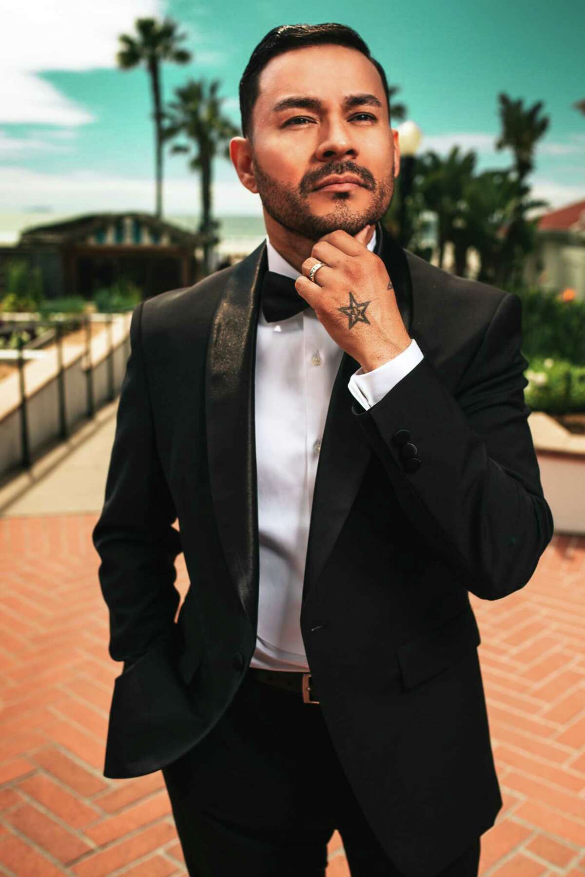 Singer Frankie J finds his future in Latin pop’s past
