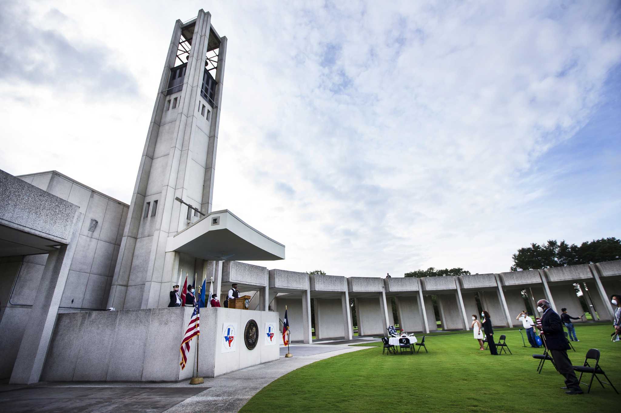 Scaled-down Memorial Day ceremony held at Houston National Cemetery ...