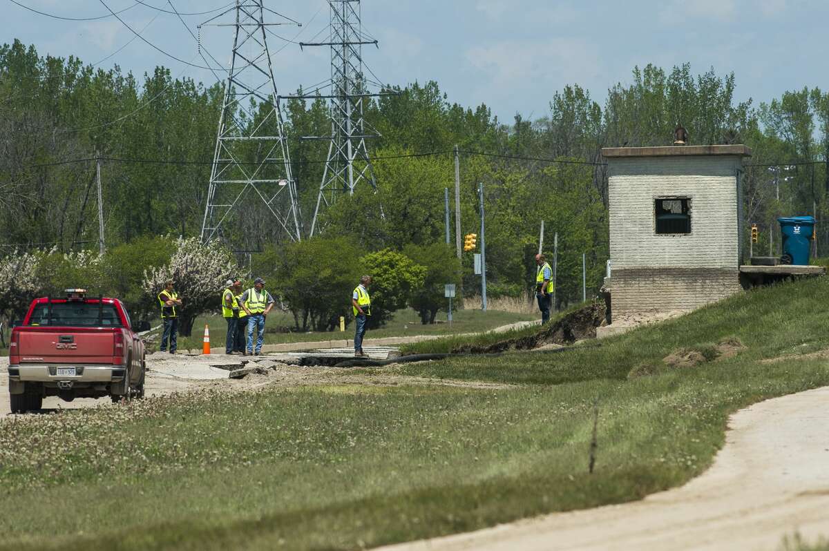 Workers assess the damage sustained to Poseyville Road Tuesday, May 26, 2020. (Katy Kildee/kkildee@mdn.net)