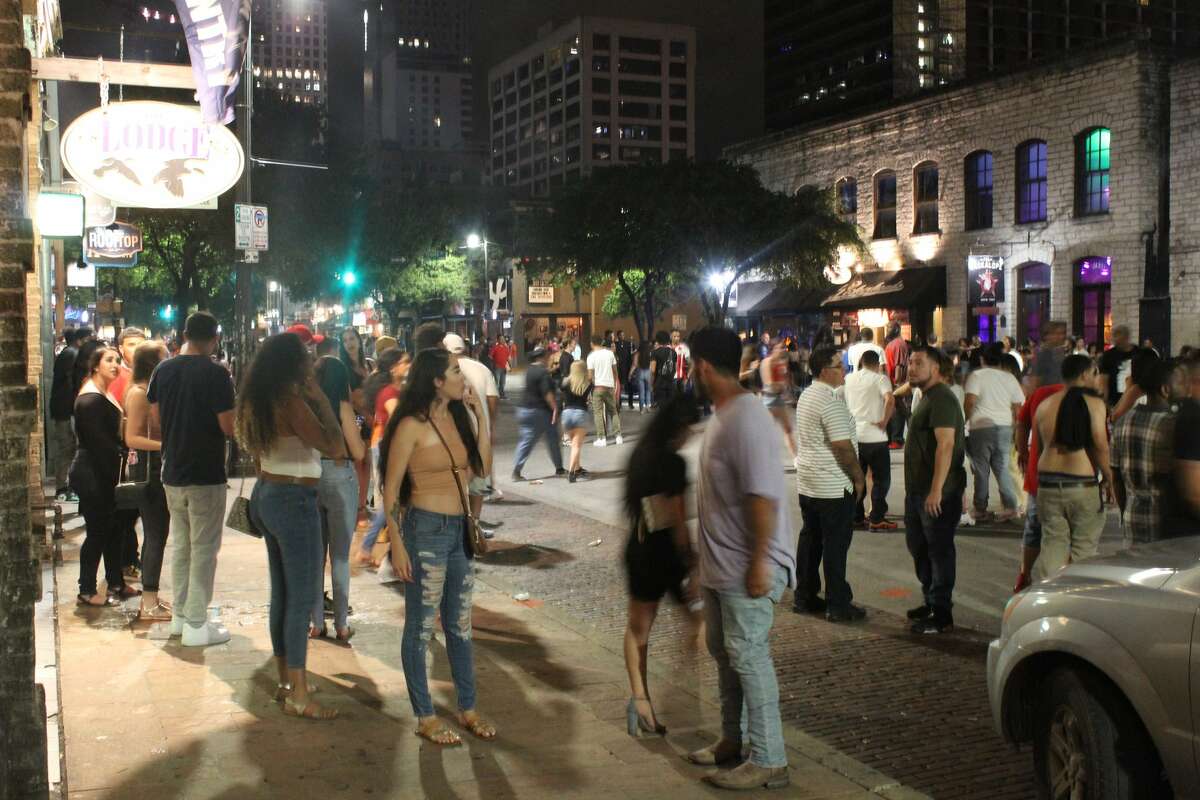 Blount tweeted photos on his Twitter account at 3 a.m. last Saturday, writing that he counted more than a thousand people on Austin's Sixth Street.