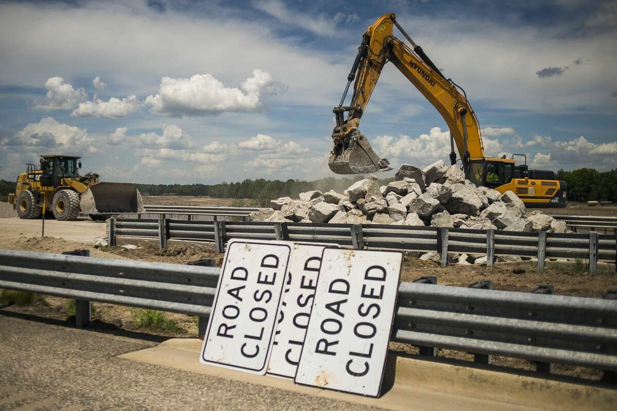 MDOT workers continue to shore up the U.S. 10 bridge in Sanford May 27, 2020 after erosion during last week's flood removed much of the soil surrounding its foundation. (Katy Kildee/kkildee@mdn.net)