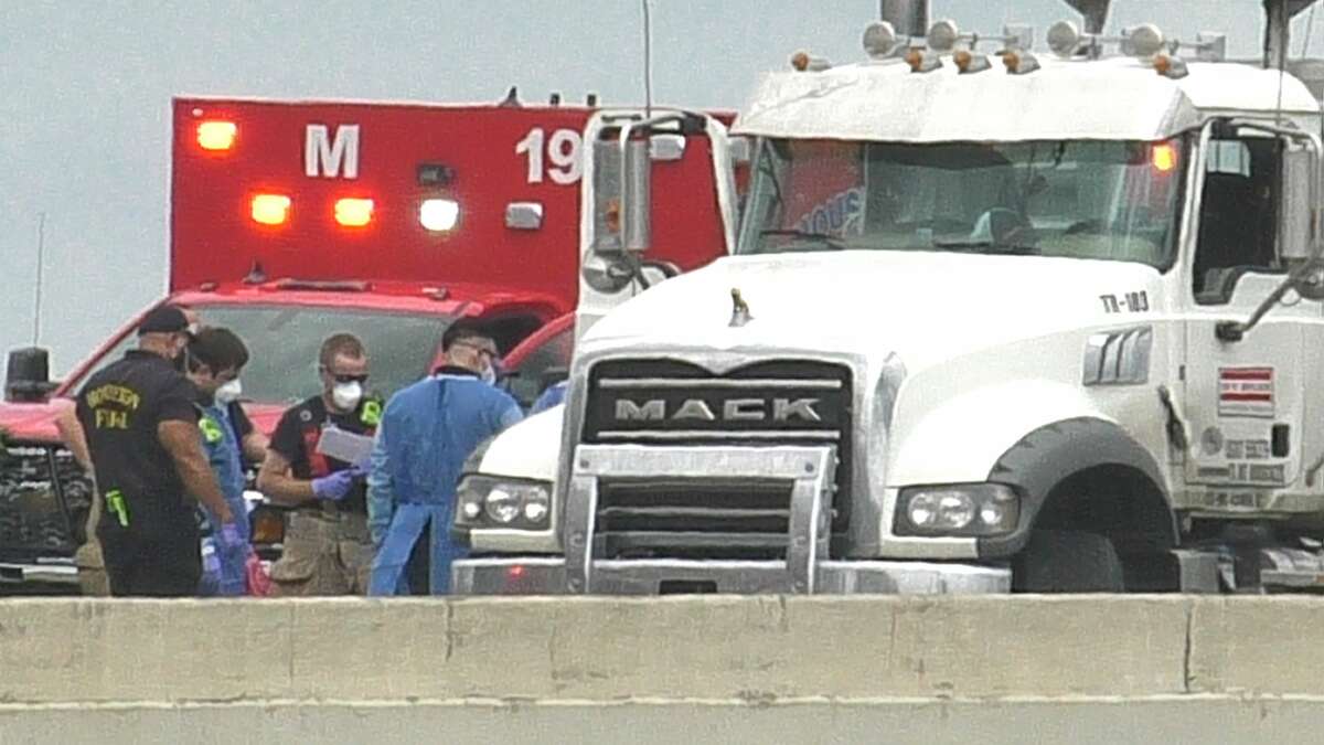 18-wheeler crash blocks Eastex Freeway ramp to East Loop