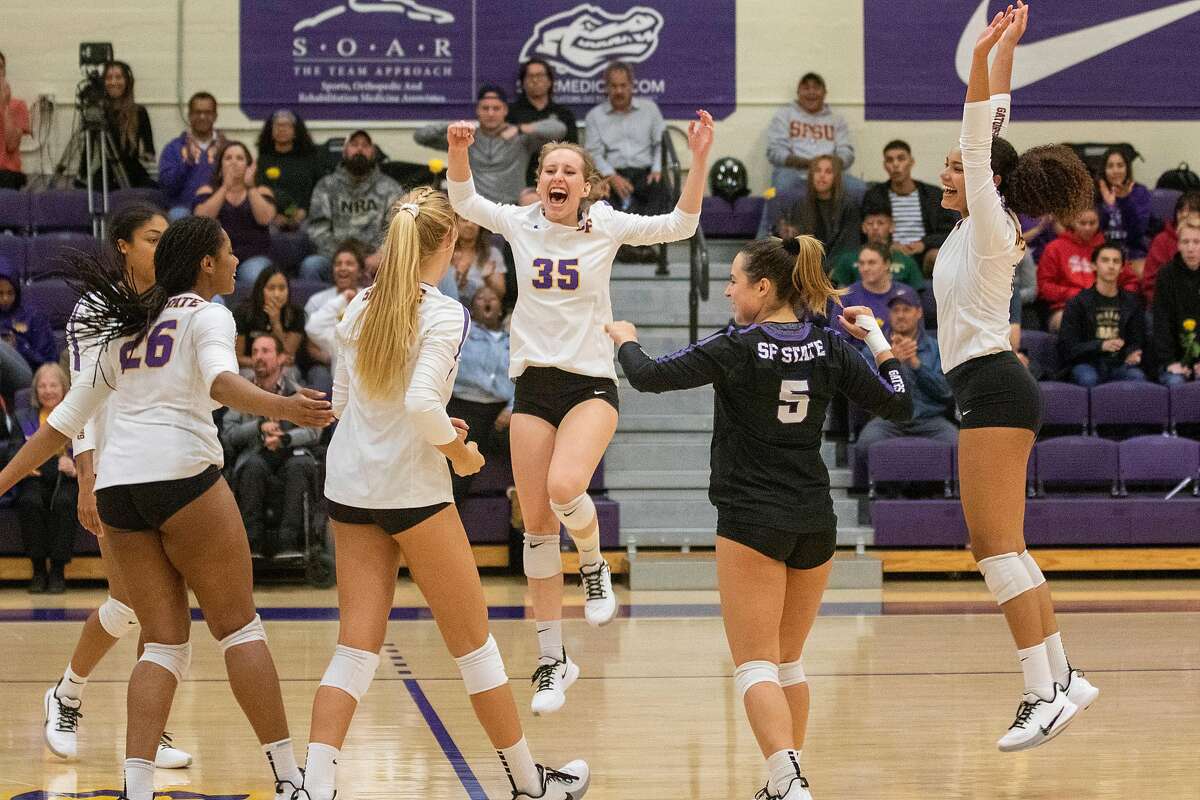 San Francisco State women’s volleyball players celebrate a sweep of Stanislaus State at home on Sept. 27.