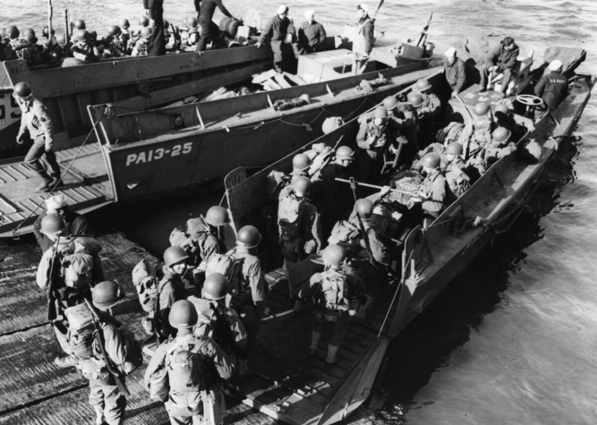 2 сентября войска союзников начали высадку. Американский десантный катер Нормандия 1944. Десантный катер США высадка в Нормандии. Высадка в Нормандии 1944. Десантный корабль США 2 мировой войны.