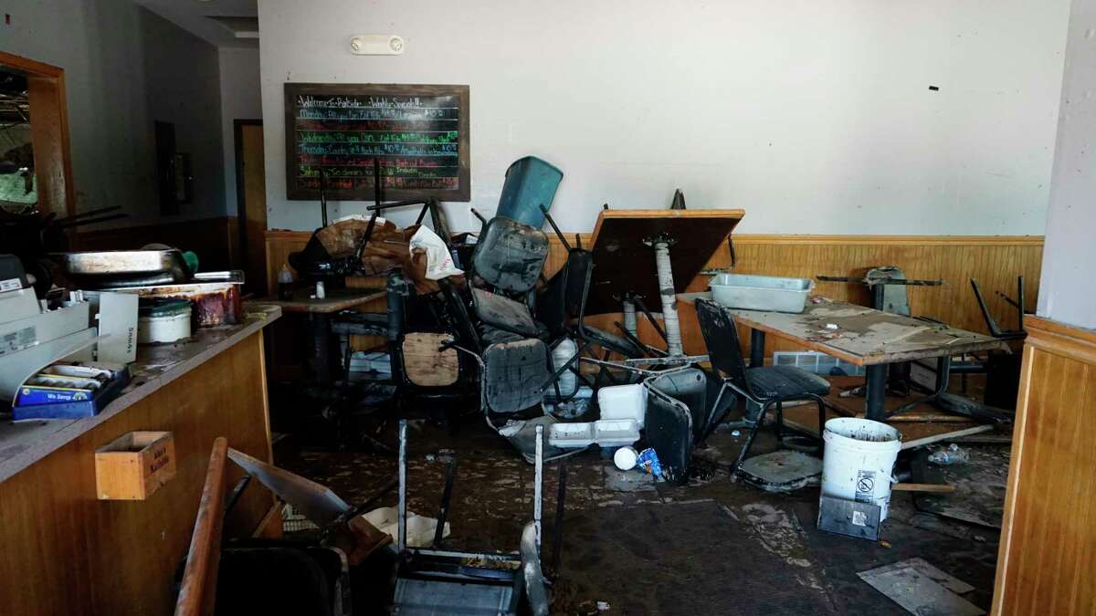 Sanford's Alex's Railside Restaurant employees feed local volunteers on