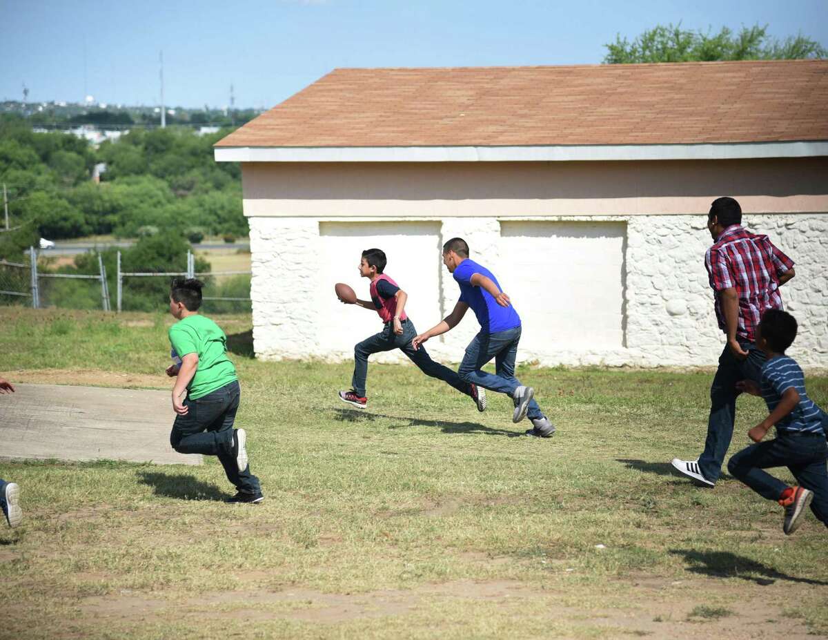 ARCHIVO— El terreno A game of football with Malicious Motorsport members is being played during the Border Skullz BBQ at Sacred Hearts Children’s Home, Saturday, April 28, 2018.