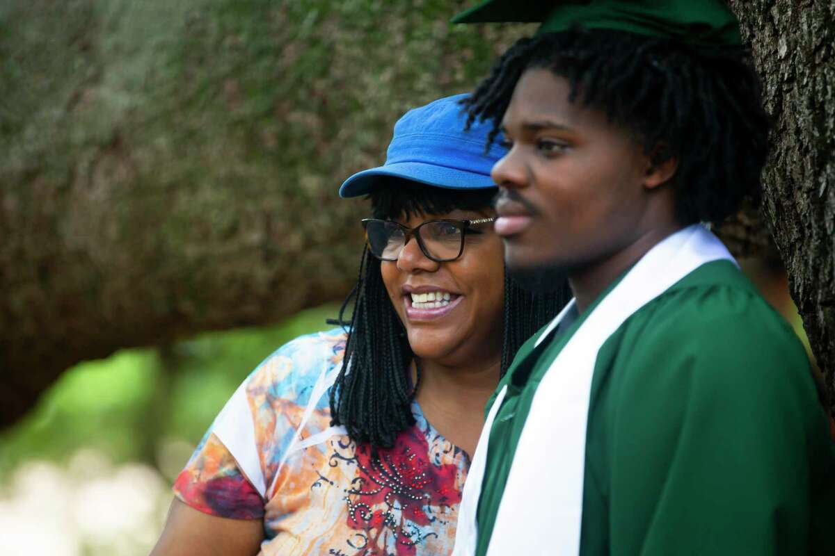 Houston’s foster teens celebrate with graduation photo shoots