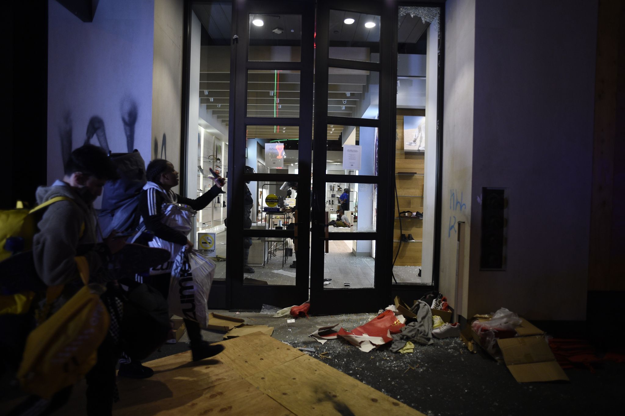 Looters and vandals strike San Francisco's Union Square