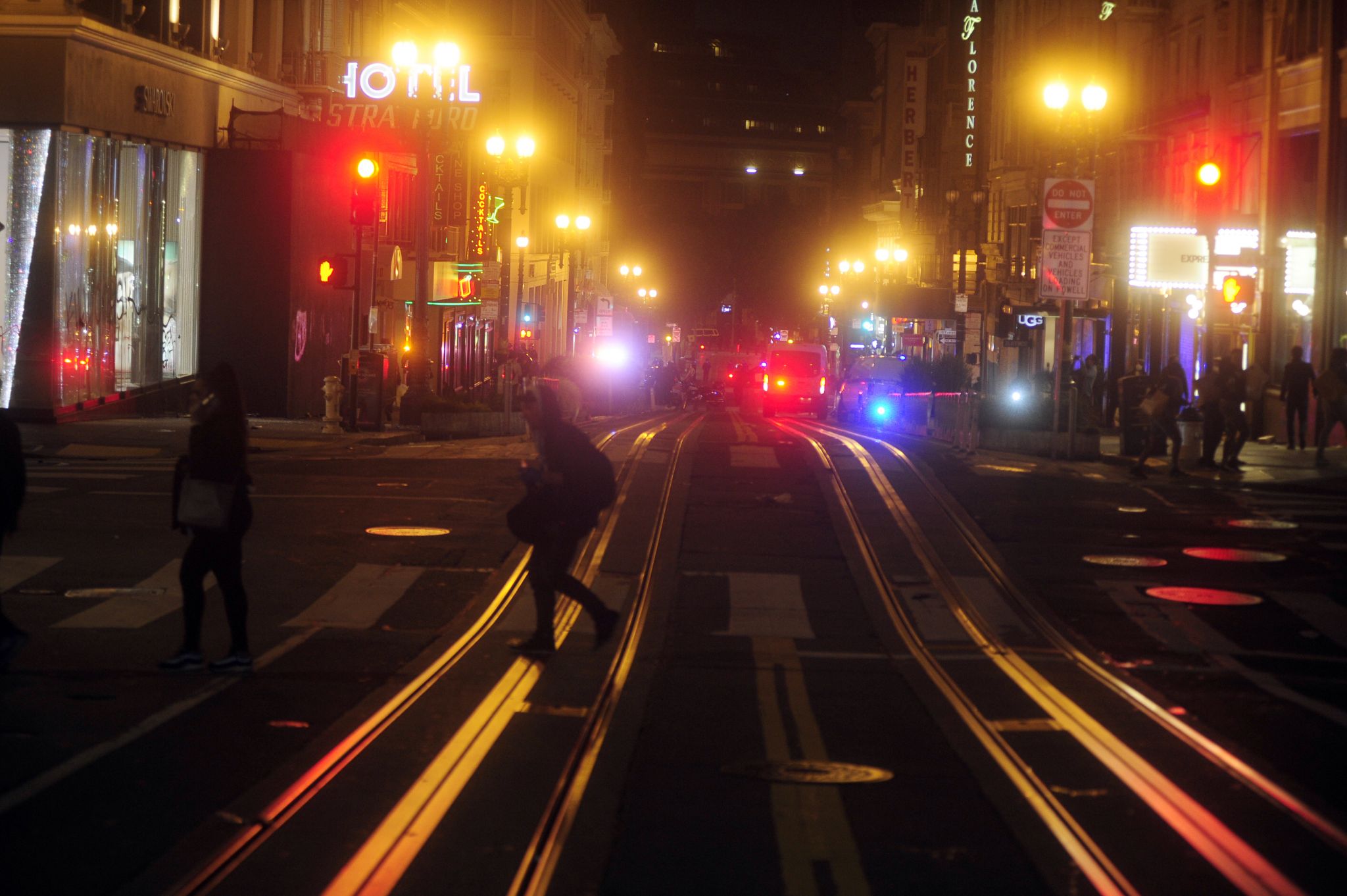 Looters wreak havoc at San Francisco's Union Square, Powell Street