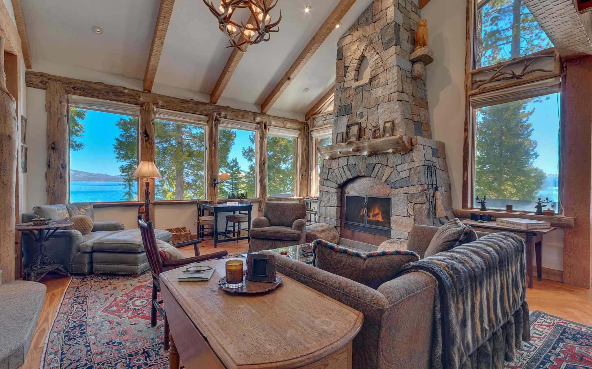 Getaway Fourbedroom cabin in Chambers Landing overlooking Lake Tahoe