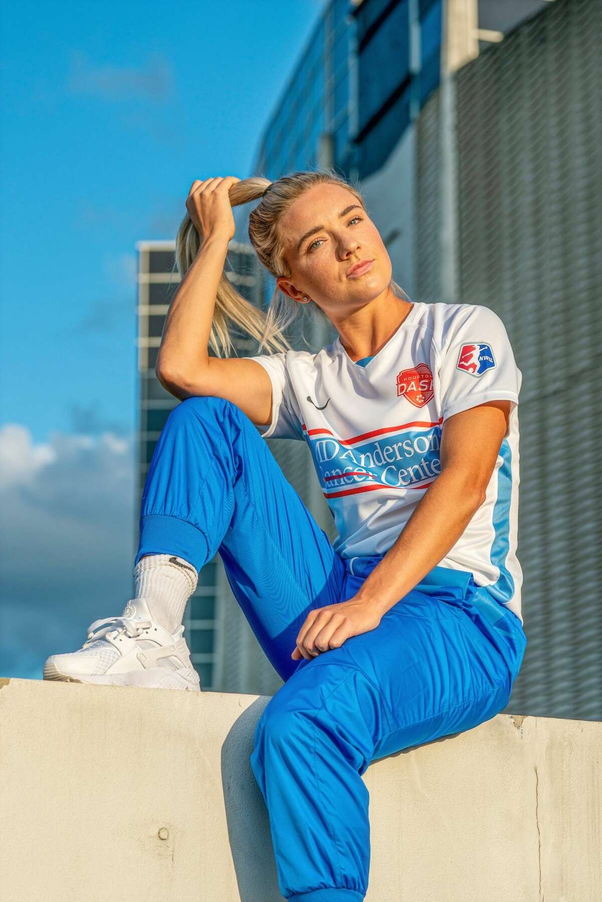 Houston Dash midfielder Kristie Mewis in the team's new alternate uniforms, which pay tribute to the Houston Oilers.
